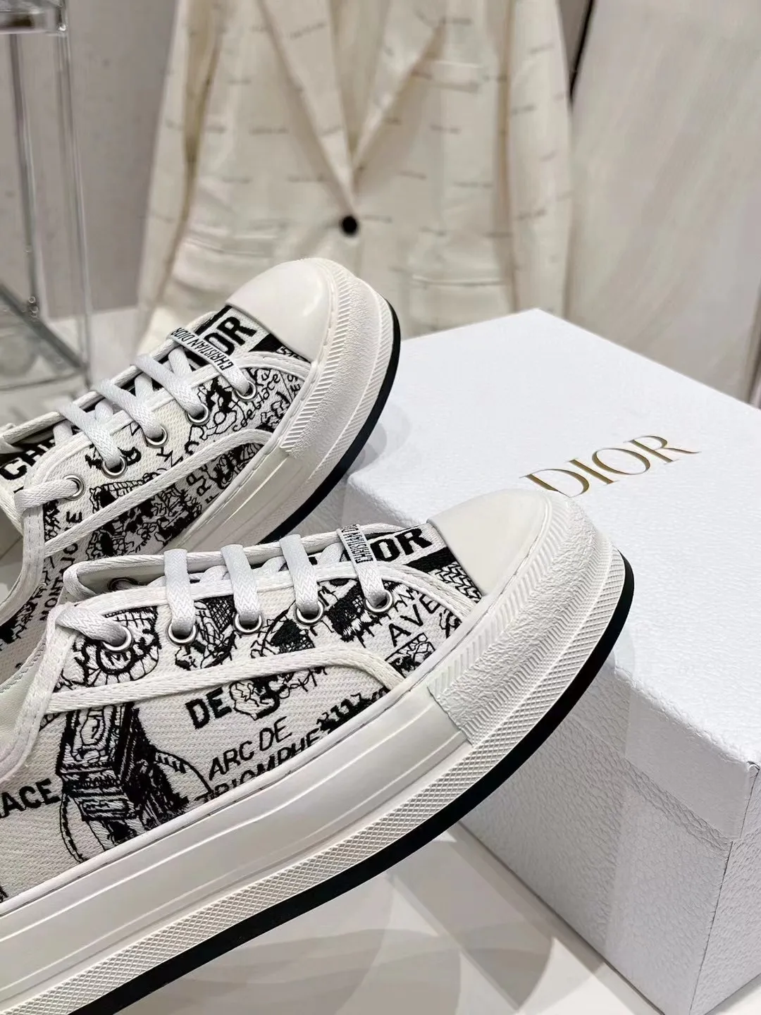 👟👟Ex-factory price 520👟👟 Dior’s 2025 Walk ‘n’ Dior embroidered mid-top casual shoes are new. On the fashion stage, Dior embroidered shoes are the well-deserved protagonist. Delicate stitching is used on the upper, every stitch is devoted to the craftsman's efforts, and every thread is woven with artistic poetry. From complex floral patterns to smart geometric textures, embroidery is like the magic that gives shoes life, allowing them to show dynamic beauty even in static conditions.   Wearing Dior embroidered shoes feels like stepping into a dream world full of art. It is not only a pair of shoes, but also a walking piece of art that perfectly integrates fashion and culture. Whether you are strolling on the bustling city streets or attending important social occasions, Dior embroidered shoes can add unique charm to your style and become the focus of everyone's attention.   Choosing Dior embroidered shoes means choosing a persistent pursuit of quality and a unique understanding of fashion. Let it accompany you through every wonderful moment and leave your own fashion mark.  Material: Sheepskin lining, feet, silk cowhide, size 35-41, heel height 5cm